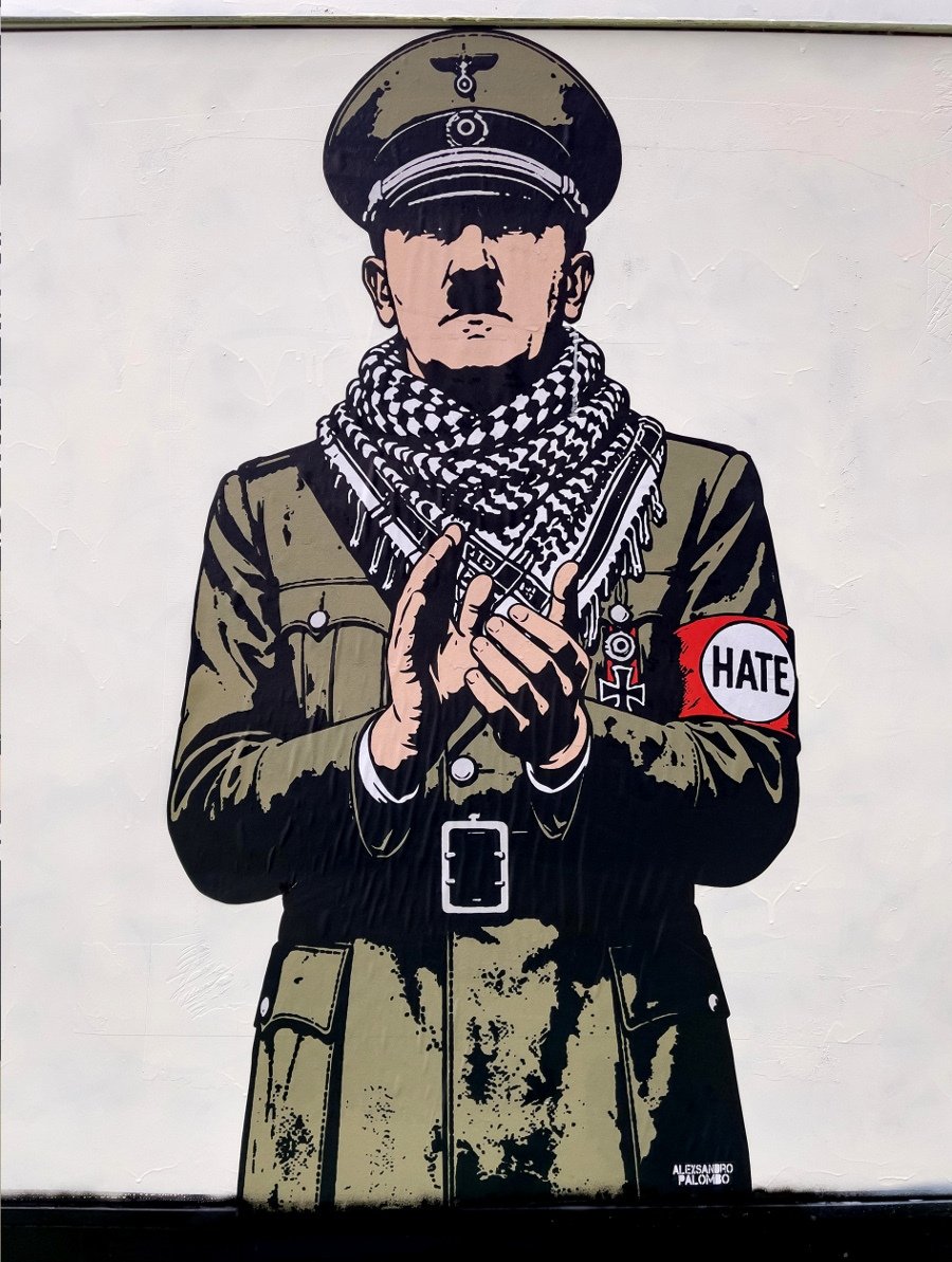PalomboArtist's tweet photo. The Libération journalist Jean Quatremer is attacked by his newsroom in an official statement for sharing @PalomboArtist’s Hitler mural "Hate Never Dies" against antisemitism. Support @quatremer #Antisemitism https://t.co/SCnje5YTY2