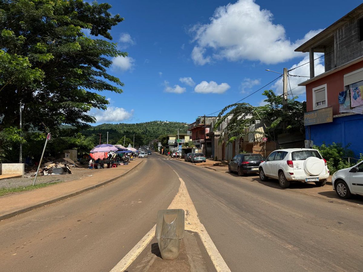 linfokwezi's tweet photo. Tsararano : la RN2 bloquée par des barricades, des affrontements éclatent avec les gendarmes.
👉 Lire l'article complet ici : https://t.co/TUvFPFokie
#Mayotte #Tsararano #Dembéni #RN2 #Gendarmerie #Barrages #Sécurité #Affrontements #Circulation https://t.co/1L28elDEHZ