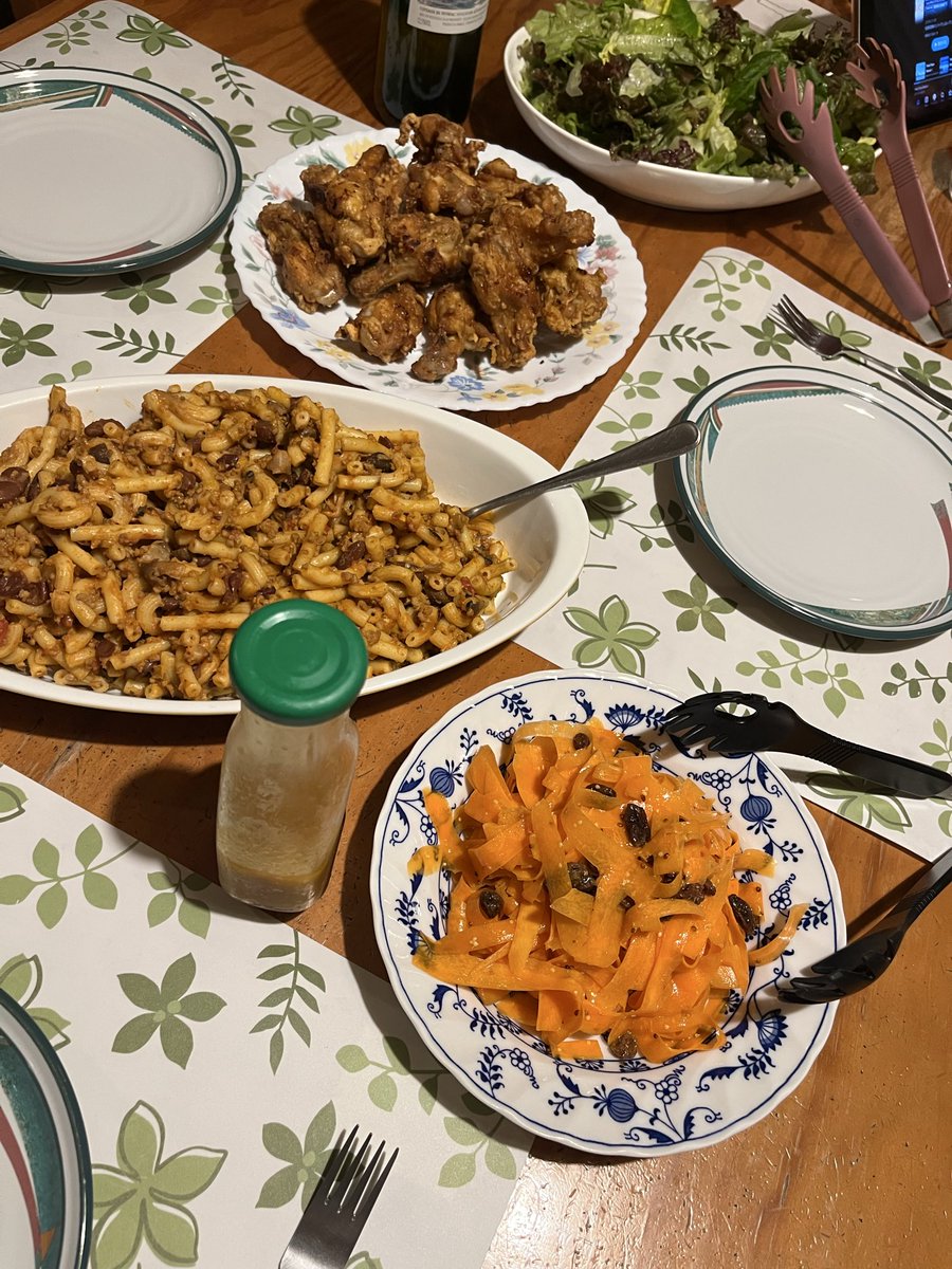 squarebldg's tweet photo. ガツンとケイジャンスパイスの効いたフライドポテトチキン。パスタもチリコンカンで和えてスパイシーな夜🍻

モヤっとしたお天気の日は、優しい味よりも撥ね返すくらいパワフルな味で、元気出して行きたい💪 https://t.co/sZlMYAOOrO