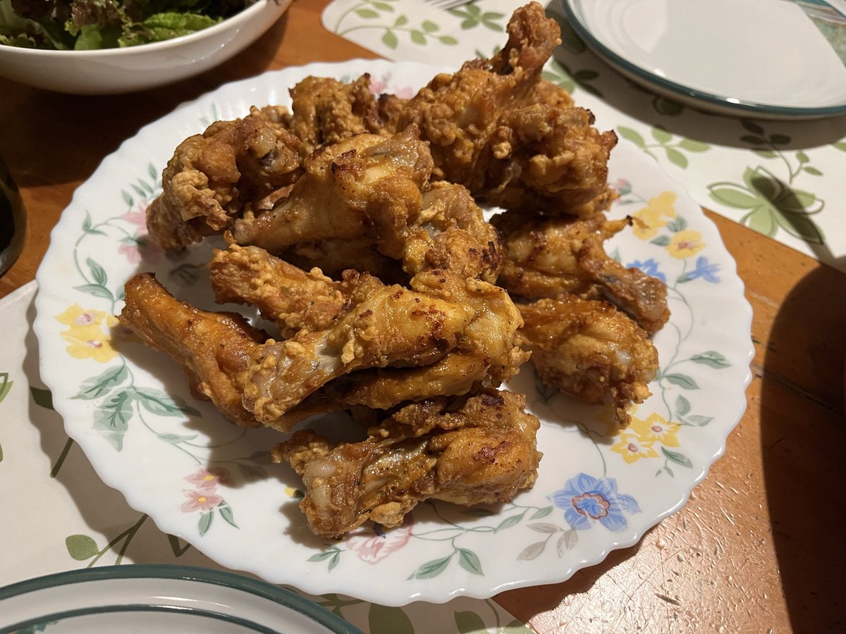 squarebldg's tweet photo. ガツンとケイジャンスパイスの効いたフライドポテトチキン。パスタもチリコンカンで和えてスパイシーな夜🍻

モヤっとしたお天気の日は、優しい味よりも撥ね返すくらいパワフルな味で、元気出して行きたい💪 https://t.co/sZlMYAOOrO