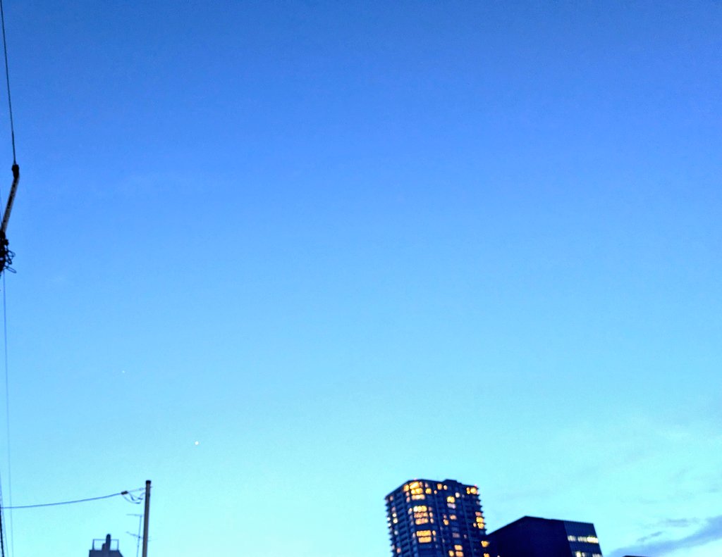 Ten_uncafe's tweet photo. 台風が近づいているせいか、夜は涼しい風が🎐
でも大きな被害がありませんように！

#今日の夕暮れ
#涼しい…
#台風お気をつけて
#天運カフェ https://t.co/8qI4H2XFsE