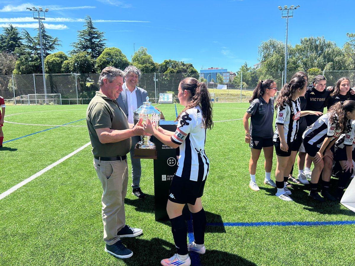 futgal's tweet photo. ⚽️ A 1ª División Galega Feminina Liga @ArzuaUlloaDOP 25-26 chegou ó seu fin

🏆 O filial do @VictoriaCF1943 recibiu o trofeo de campión de mans do presidente do Consello Regulador da DOP Arzúa-Ulloa, José Luis Lamas, e do secretario xeral da #RFGF Diego Batalla

👏 Parabéns https://t.co/hOcVEwk1Z1