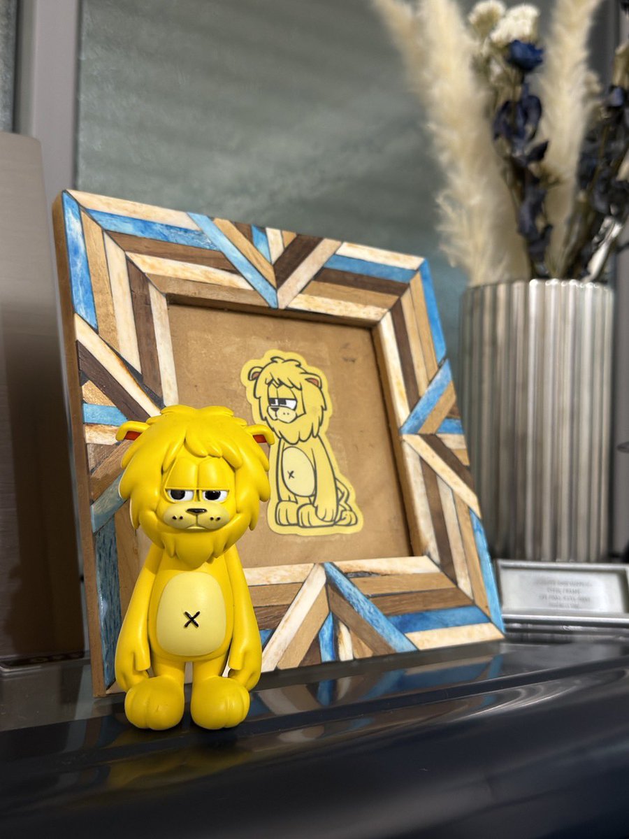 stein_studiolab's tweet photo. 額縁に飾ってもらったステッカー🦁
前にアンケート取ったピンズも作りたかったんですが、今回は厳しそうだったので次のタイミングで作りたいと思ってます🫠 https://t.co/VC1Uj01xeX