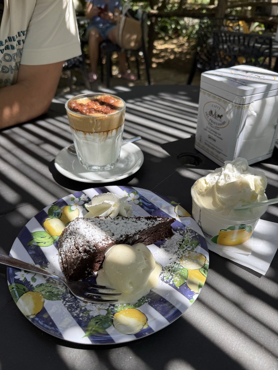 acimgurme's tweet photo. Sorento‘da kafe önerisi Caffetteria da Cataldo.. Kalabalıktan kaçıp limon bahçesine sığınmak için ideal.. Soğuk kahve, tatlı ve 3 top dondurma 17€.
8/10 📍 https://t.co/ATBmbmx5E3