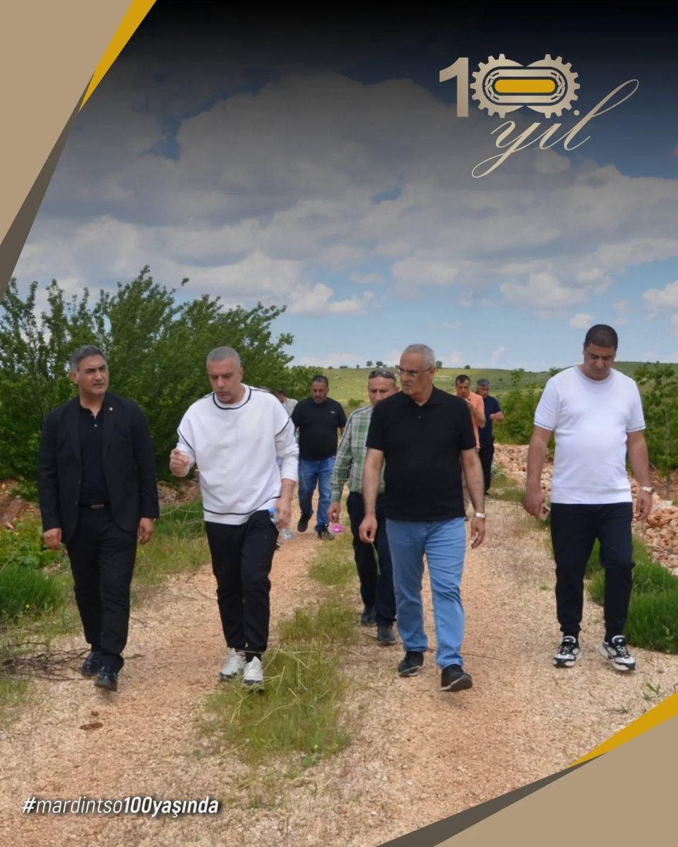 mardintso's tweet photo. Mardin’in Tarımsal Potansiyeli Katma Değere Dönüşüyor
Gül ve Lavanta Bahçelerinden Üretim Bandına Kapsamlı İnceleme
Mardin Ticaret ve Sanayi Odası Yönetim Kurulu Başkanı Hatip Çelik, bölgenin ekonomik kalkınmasına katkı sağlayan önemli üretim tesislerinden biri olan Mardini Kozmetik’i ziyaret etti. Sanatçı ve iş insanı Berdan Mardini tarafından kurulan tesis kapsamında gerçekleştirilen ziyarette, üretim süreçleri yerinde incelendi.
Program kapsamında tesis bünyesinde bulunan gül ve lavanta bahçeleri gezilerek, bahçeden üretim bandına uzanan tüm aşamalar detaylı şekilde tanıtıldı. Berdan Mardini, üretimde kullanılan yöntemler, teknik altyapı ve tesisin gelecek hedefleri hakkında kapsamlı bilgiler paylaştı.
Ziyaret sırasında fabrikanın üretim bantları incelenirken; işleme, dolum ve paketleme süreçleri yerinde gözlemlendi. Ayrıca tesis bünyesinde faaliyet gösteren laboratuvarın geliştirilmesine yönelik planlamalar da değerlendirildi. Üretim kapasitesinin artırılması, kalite kontrol süreçlerinin güçlendirilmesi ve yeni analiz sistemlerinin kurulmasına ilişkin fikir alışverişinde bulunuldu.
Üretilen saf gül yağı hakkında teknik bilgilerin aktarıldığı ziyarette, gül özü ve doğal gül kokusu testleri de gerçekleştirildi. Bölgeye özgü doğal hammaddelerin katma değerli ürünlere dönüştürülmesinin, yerel ekonomiye önemli katkılar sunduğu vurgulandı.
Mezopotamya topraklarında yaklaşık 5 bin yıl sonra gül yetiştiriciliğini yeniden canlandıran girişimlerden biri olarak öne çıkan Mardini Kozmetik’in, bölgesel üretim ve markalaşma açısından dikkat çekici bir model oluşturduğu ifade edildi.
Tesisin en önemli hedeflerinden birinin sürdürülebilir istihdamı artırmak olduğu belirtilirken, özellikle kadın istihdamına sağlanan katkının bölge açısından büyük önem taşıdığı kaydedildi. Fabrika bünyesinde yaklaşık 500 kadına istihdam sağlandığı belirtilirken, kadınların üretim süreçlerinde aktif rol almasının hem sosyal kalkınmaya hem de ekonomik güçlenmeye katkı sunduğu ifade edildi.
#mardintso #mardin #tarihikentmardi̇n #berdanmardini #gülhasadı @Berdan_Mardini