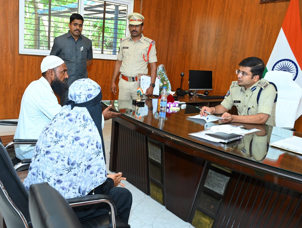 PoliceKurnool's tweet photo. కర్నూలు జిల్లా ఎస్పీ శ్రీ విక్రాంత్ పాటిల్ గారు నిర్వహించిన ప్రజా ఫిర్యాదుల పరిష్కార వేదికకు 132 ఫిర్యాదులు అందాయి. ప్రజల సమస్యలపై త్వరితగతిన స్పందించి చట్టపరంగా న్యాయం చేయాలని సంబంధిత అధికారులను ఆదేశించారు.

#APPOLICE100 #AndhraPradeshPolice #PoliceKurnool #APPolice #appolice https://t.co/ZfgKJ5e002