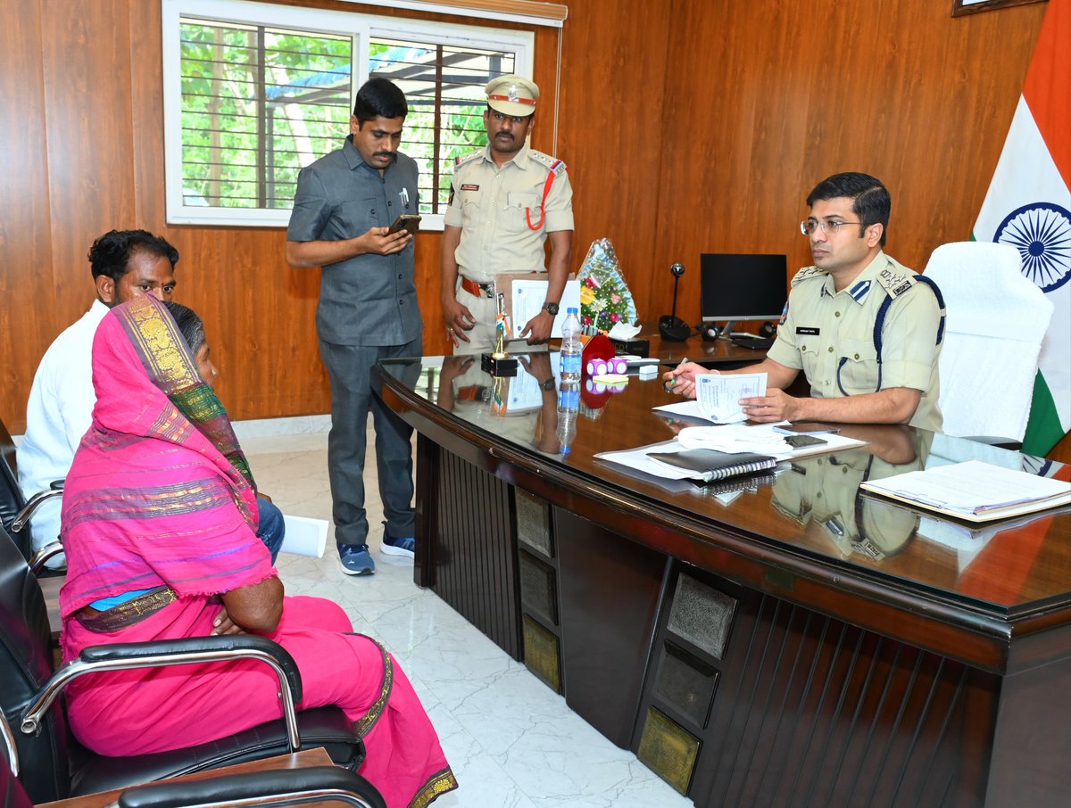 PoliceKurnool's tweet photo. కర్నూలు జిల్లా ఎస్పీ శ్రీ విక్రాంత్ పాటిల్ గారు నిర్వహించిన ప్రజా ఫిర్యాదుల పరిష్కార వేదికకు 132 ఫిర్యాదులు అందాయి. ప్రజల సమస్యలపై త్వరితగతిన స్పందించి చట్టపరంగా న్యాయం చేయాలని సంబంధిత అధికారులను ఆదేశించారు.

#APPOLICE100 #AndhraPradeshPolice #PoliceKurnool #APPolice #appolice https://t.co/ZfgKJ5e002