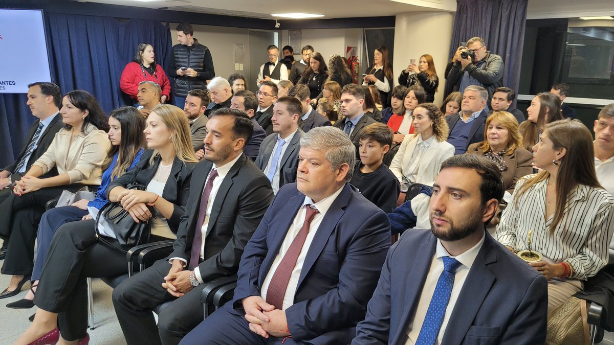 InformacionLeg3's tweet photo. 🏛️ Comenzaron las Audiencias Públicas 

Se dio inicio a las jornadas de evaluación de los postulantes para cubrir cargos en el Poder Judicial. Un paso fundamental para la transparencia y el fortalecimiento de la justicia en #Misiones

@RudiBundziak @hora_martinezok https://t.co/kvnoIcdOnZ