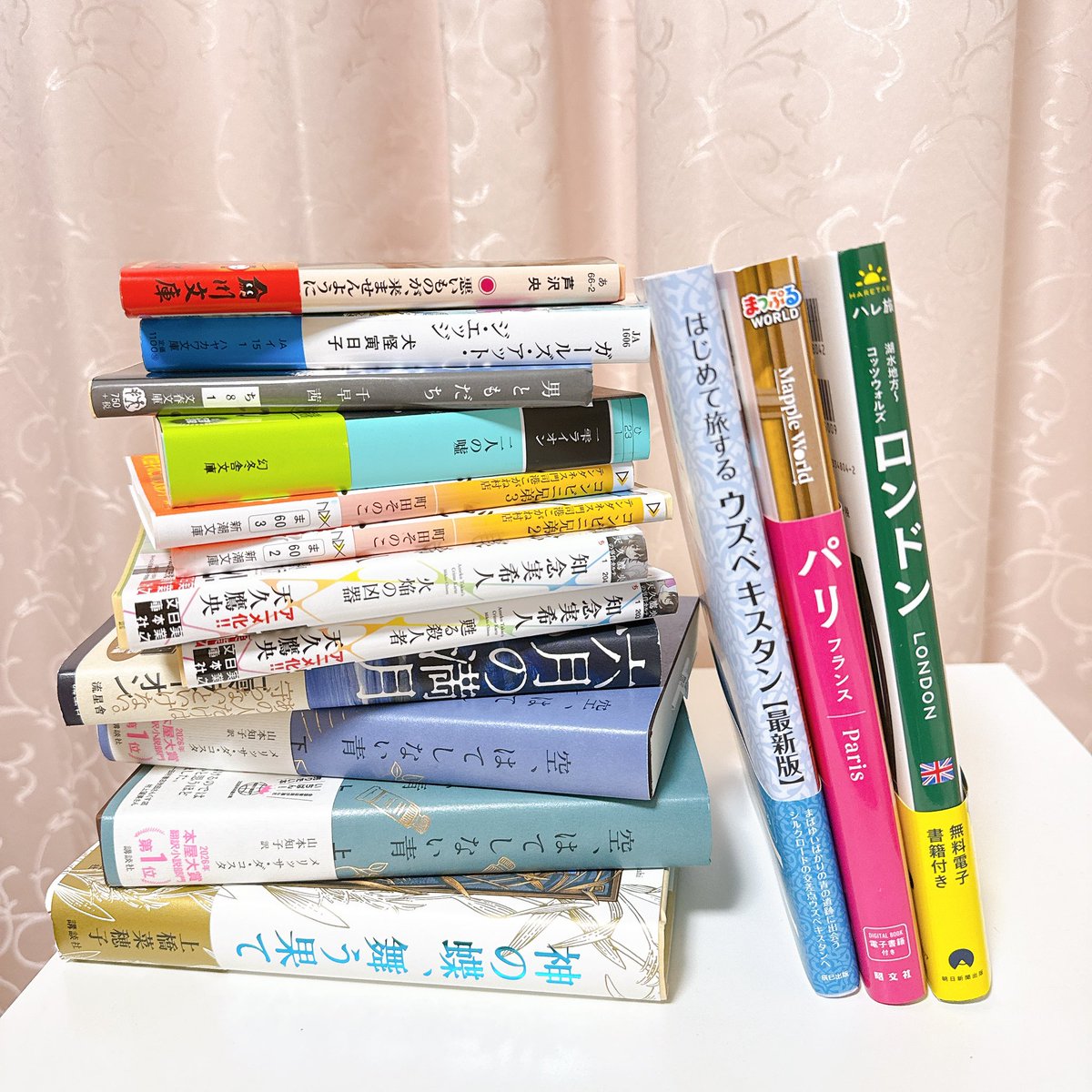 Chi960287's tweet photo. 今日は振休だったので
お家のお片付けしておやつタイムして
ずーっと本が届くのを待ってた*｡٩(ˊᗜˋ*)و*｡
やっと届いた〜！嬉しい♡*.:†

旅行本も届いたので
次の休日こそ旅行の計画立てる！
楽しみだ〜〜(ˊ˘ˋ* )♡
#今日買った・届いた本を紹介する https://t.co/pfd9nxZTqA