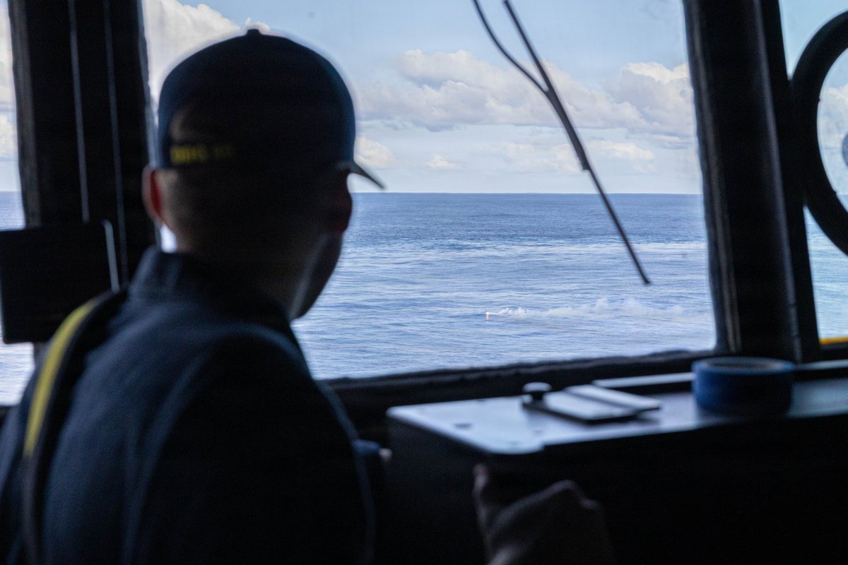 USNavy's tweet photo. Steady at the helm. ⚓️

U.S. Navy Arleigh Burke-class guided-missile destroyer USS Mustin (DDG 89) conducts ship handling training in the Indian Ocean.

Mustin is forward-deployed and assigned to Destroyer Squadron (DESRON) 15, the Navy’s largest DESRON and @US7thFleet's principal surface force.

📸 MC2 Timothy Dimal