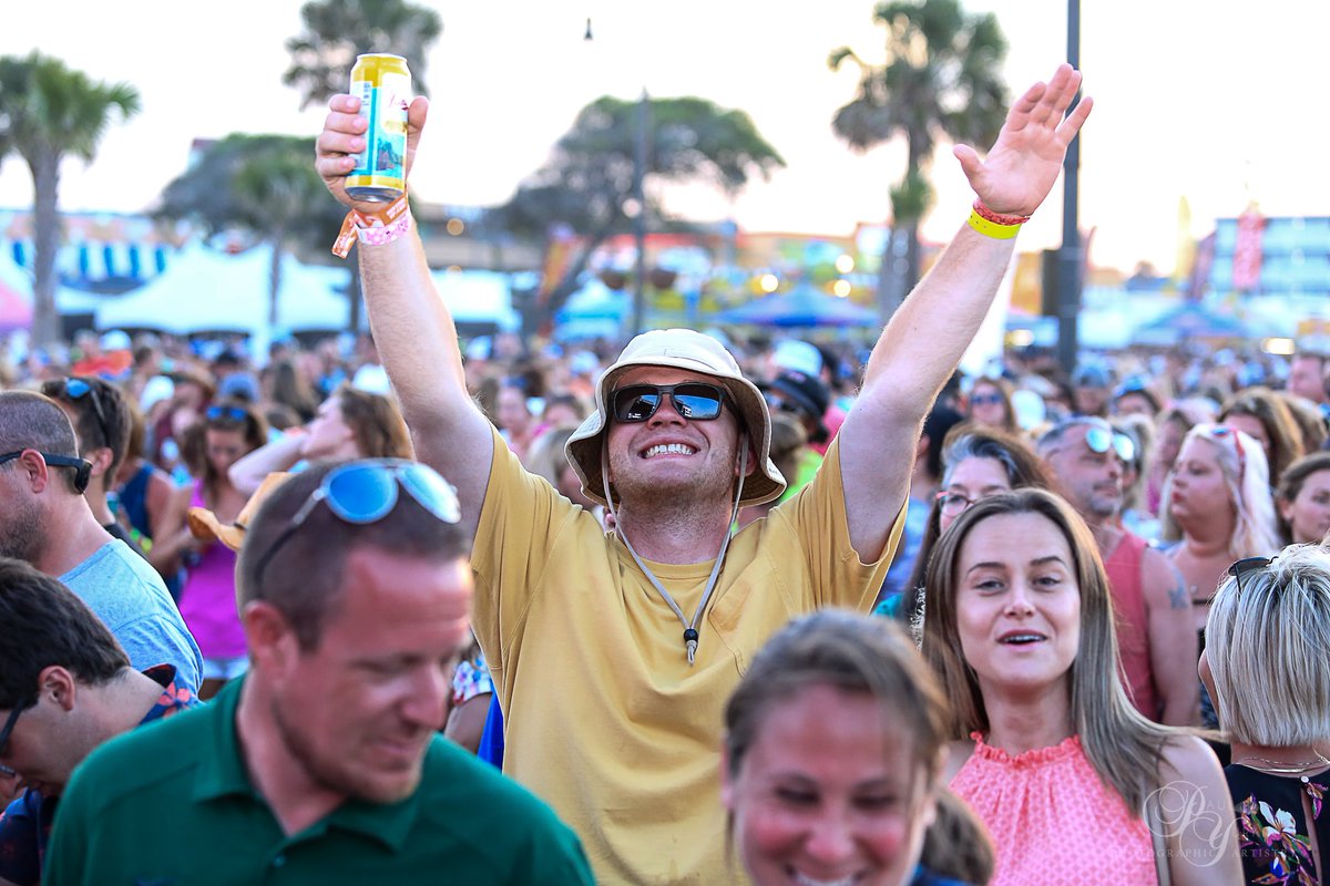 CCMFLive's tweet photo. Bring your ID every day and stop by one of our many ID stations if you're going to have an adult beverage! Download the app to find ID stations throughout the fest. 🙌  >> https://t.co/fffDeWp6d7 https://t.co/0kIsuOJeeM