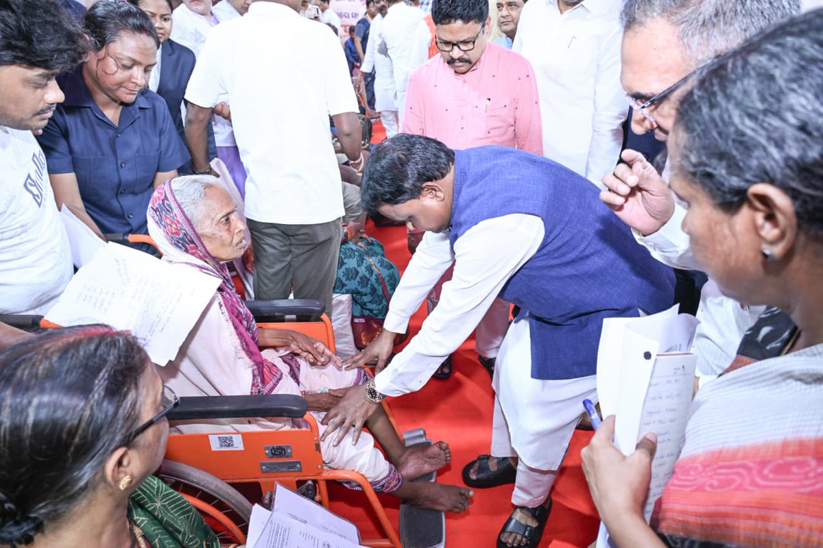 IPR_Odisha's tweet photo. ଆଜି ମୁଖ୍ୟମନ୍ତ୍ରୀ ଶ୍ରୀ ମୋହନ ଚରଣ ମାଝୀ ସକାଳେ ଭୁବନେଶ୍ୱର ୟୁନିଟ-୨ ସ୍ଥିତ ମୁଖ୍ୟମନ୍ତ୍ରୀଙ୍କ ଅଭିଯୋଗ ଶୁଣାଣି ପ୍ରକୋଷ୍ଠରେ ପହଞ୍ଚି ଲୋକଙ୍କ ଅଭିଯୋଗ ଶୁଣିଛନ୍ତି। ମୁଖ୍ୟମନ୍ତ୍ରୀଙ୍କ ସହିତ ମନ୍ତ୍ରୀ ମଣ୍ଡଳର ୧୩ଜଣ ବରିଷ୍ଠ ମନ୍ତ୍ରୀ ମଧ୍ୟ ଉପସ୍ଥିତ ରହି ଲୋକଙ୍କ ଅଭିଯୋଗ ଶୁଣିଛନ୍ତି। 

ଏହି ଅବସରରେ ମୁଖ୍ୟମନ୍ତ୍ରୀ କହିଛନ୍ତି ଯେ, ୨ ବର୍ଷ ମଧ୍ୟରେ ରାଜ୍ୟ ସରକାରଙ୍କ ଅଭିଯୋଗ ଶୁଣାଣି ପ୍ରକ୍ରିୟା ରାଜ୍ୟ ପ୍ରଶାସନିକ ବ୍ୟବସ୍ଥାର ଏକ ଅଭିନ୍ନ ଅଙ୍ଗ ପାଲଟି ଯାଇଛି।

ସୂଚନାଯୋଗ୍ୟ ଯେ, ରାଜ୍ୟ ସରକାର ୨ ବର୍ଷ ପୂରଣ କରିବାକୁ ଯାଉଥିବା ବେଳେ ମୁଖ୍ୟମନ୍ତ୍ରୀଙ୍କ ଅଭିଯୋଗ ଶୁଣାଣି ପ୍ରକୋଷ୍ଠ ସମ୍ପୂର୍ଣ୍ଣ ଭାବେ ସକ୍ରିୟ ହୋଇଛି ଏବଂ ମୁଖ୍ୟମନ୍ତ୍ରୀ ଆଜିକୁ ମିଶାଇ ୧୮ ଥର ଶୁଣାଣି କରିସାରିଛନ୍ତି। ଏହା ବ୍ୟତୀତ ବିଭିନ୍ନ ଜିଲ୍ଲାଗସ୍ତ ସମୟରେ ମଧ୍ୟ ମୁଖ୍ୟମନ୍ତ୍ରୀ ସାଧାରଣ ଲୋକଙ୍କୁ ଭେଟି ତାଙ୍କ ଅଭିଯୋଗ ଗ୍ରହଣ କରିଥାନ୍ତି। ଅଭିଯୋଗ ଶୁଣାଣି ପ୍ରତି ମୁଖ୍ୟମନ୍ତ୍ରୀଙ୍କ ଗୁରୁତ୍ୱ ଯୋଗୁ ପ୍ରଶାସନର ବିଭିନ୍ନ ସ୍ତରରେ ଏହାର ସୁପ୍ରଭାବ ପଡିଛି। 
ଜିଲ୍ଲାସ୍ତରରେ ଜିଲ୍ଲାପାଳ ଓ ଏସ୍.ପି ମାନେ ନିୟମିତ ଭାବେ ଲୋକଙ୍କ ଆପତ୍ତି ଅଭିଯୋଗ ଶୁଣୁଥିବା ବେଳେ ତହସିଲ ଓ ବ୍ଲକ ସ୍ତରରେ ମଧ୍ୟ ଅଭିଯୋଗ ଶୁଣାଣି ନିୟମିତ ରୂପେ ଚାଲିଛି। ଜିଲ୍ଲାସ୍ତରରେ ଏପ୍ରିଲ ମାସ ସୁଦ୍ଧା ୨.୪୦ ଲକ୍ଷ ଅଭିଯୋଗ ଶୁଣାଣି ହୋଇ ୯୨ ପ୍ରତିଶତ ସମାଧାନ ହୋଇଛି। ଏହା ଦ୍ୱାରା ସାଧାରଣ ଲୋକମାନେ ସେମାନଙ୍କ ଆପତ୍ତି ଅଭିଯୋଗ ଶୁଣାଣି ପାଇଁ ଆଉ ପୂର୍ବ ଭଳି ବିଶେଷ ହଇରାଣ ହରକତ ହେଉନାହାନ୍ତି। ପ୍ରଶାସନିକ ବ୍ୟବସ୍ଥାରେ ଏହି ପରିବର୍ତ୍ତନ ସାଧାରଣ ଲୋକଙ୍କ ଭିତରେ ଏକ ବଡ ପ୍ରଭାବ ପକାଇଛି ଓ ସରକାରଙ୍କ ଉପରେ ସେମାନଙ୍କ ଆସ୍ଥା ବୃଦ୍ଧି ପାଇଛି।

ସବୁଥର ପରି ଆଜି ମୁଖ୍ୟମନ୍ତ୍ରୀ ସକାଳେ ପ୍ରଥମେ ଆସି ବାହାରେ ଅପେକ୍ଷା କରିଥିବା ୩୦ ଜଣ ଦିବ୍ୟାଙ୍ଗ ଓ ଦୂରାରୋଗ୍ୟରେ ପୀଡ଼ିତ ଲୋକମାନଙ୍କୁ ଭେଟି ସେମାନଙ୍କ ସମସ୍ୟା ଶୁଣିଥିଲେ। ସେମାନଙ୍କ ଅଭିଯୋଗ ପତ୍ର ଗ୍ରହଣ କରି ତୁରନ୍ତ ପଦକ୍ଷେପ ନେବା ପାଇଁ ଉପସ୍ଥିତ ଅଧିକାରୀମାନଙ୍କୁ ନିର୍ଦ୍ଦେଶ ଦେଇଥିଲେ। ଏହା ପରେ ପ୍ରକୋଷ୍ଠ ଭିତରେ ପଞ୍ଜିକୃତ କରିଥିବା ଅଭିଯୋଗକାରୀ ମାନଙ୍କ ଅଭିଯୋଗ ଶୁଣିଥିଲେ।

ବିଭିନ୍ନ ରୋଗରେ ପୀଡ଼ିତ ପ୍ରାୟ ୧୩ ଜଣ ଅଭିଯୋଗକାରୀଙ୍କ ପାଇଁ ଆଜି ମୁଖ୍ୟମନ୍ତ୍ରୀ ସିଙ୍ଗିଲ୍ ୱିଣ୍ଡୋ ସିଷ୍ଟମ ଜରିଆରେ ୩.୬୦ ଲକ୍ଷ ଟଙ୍କା ଚିକିତ୍ସା ସହାୟତା ରାଶି ମଞ୍ଜୁର କରିଛନ୍ତି।

ସେହିଭଳି ପୁଅର ଦୁର୍ଘଟଣା ଜନିତ ମୃତ୍ୟୁ ପାଇଁ ନୟାଗଡ ଜିଲ୍ଲାର କାମାକ୍ଷୀ ସାହୁଙ୍କ ପାଇଁ ମୁଖ୍ୟମନ୍ତ୍ରୀ ୨ ଲକ୍ଷ ଟଙ୍କାର ଅନୁକମ୍ପାମୂଳକ ସହାୟତା ରାଶି ମଞ୍ଜୁର କରିଛନ୍ତି।

ଆଜି ଉଭୟ ଅନ୍‌ଲାଇନ ଓ ଅଫ୍‌ଲାଇନ ଜରିଆରେ ୬୦୦ରୁ ଉର୍ଦ୍ଧ୍ୱ ଅଭିଯୋଗ ପତ୍ର ଗ୍ରହଣ କରାଯାଇଛି।

ସୂଚନାଯୋଗ୍ୟ ଯେ, ଗତ ୧୭ ପାଳି ସୁଦ୍ଧା ଅଭିଯୋଗ ପ୍ରକୋଷ୍ଠରେ ପ୍ରତ୍ୟକ୍ଷ ଭାବେ ଆସି ଅଭିଯୋଗ ଦେଇଥିବା ୧୪,୬୫୧ ଟି ଅଭିଯୋଗ ମଧ୍ୟରୁ ୧୪,୦୪୬ ଅର୍ଥାତ ୯୬ ପ୍ରତିଶତ ଅଭିଯୋଗର ସମାଧାନ କରାଯାଇଛି।