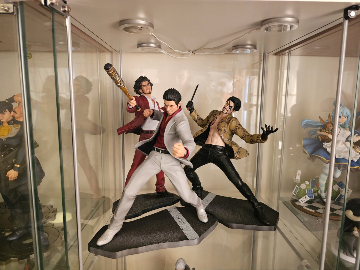 ZeroFigureZ's tweet photo. Main Yakuza Kotobukiya and Nendo shelf complete! Its a squeeze but I had no faith Ichiban would fit at all so I am very happy with this! 

If they announce Saejjma now we will have issues. 😅 https://t.co/9xonoAUV0T