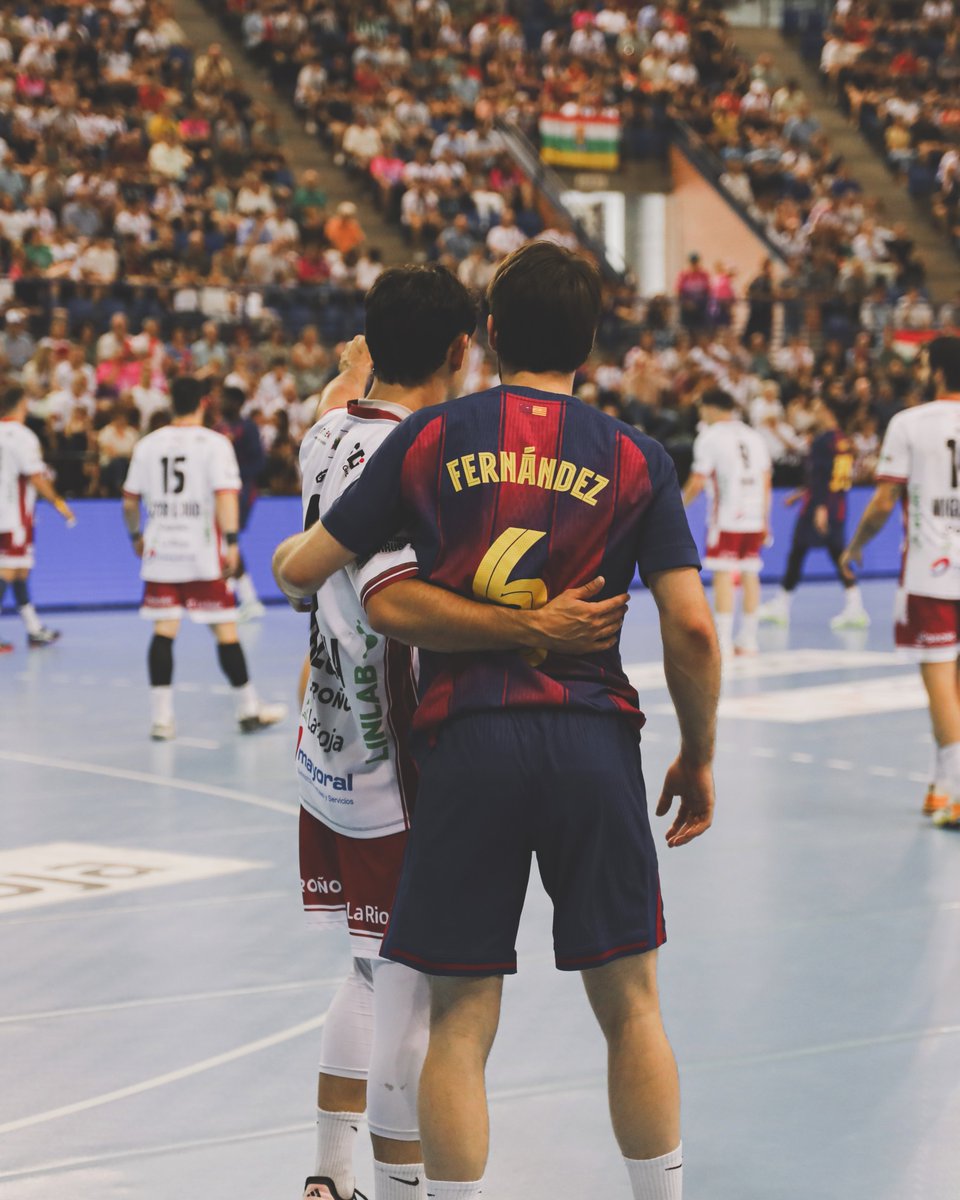 ASOBAL's tweet photo. 🙌 ¡Un Palacio de los Deportes de la Rioja lleno para poner el broche de oro a la Liga @NexusEnergia ASOBAL de @ciudadlogronobm!

🎖️ El conjunto de Velasco cierra un curso 25/26 memorable, levantando el subcampeonato, brillando entre la enorme igualdad del sello @ASOBAL 

👏 Despedida multitudinaria de la #ComunidadASOBAL riojana a su equipo, que cayó ante @FCBhandbol en la #J30 del calendario oficial

📸 Alberto Salazar