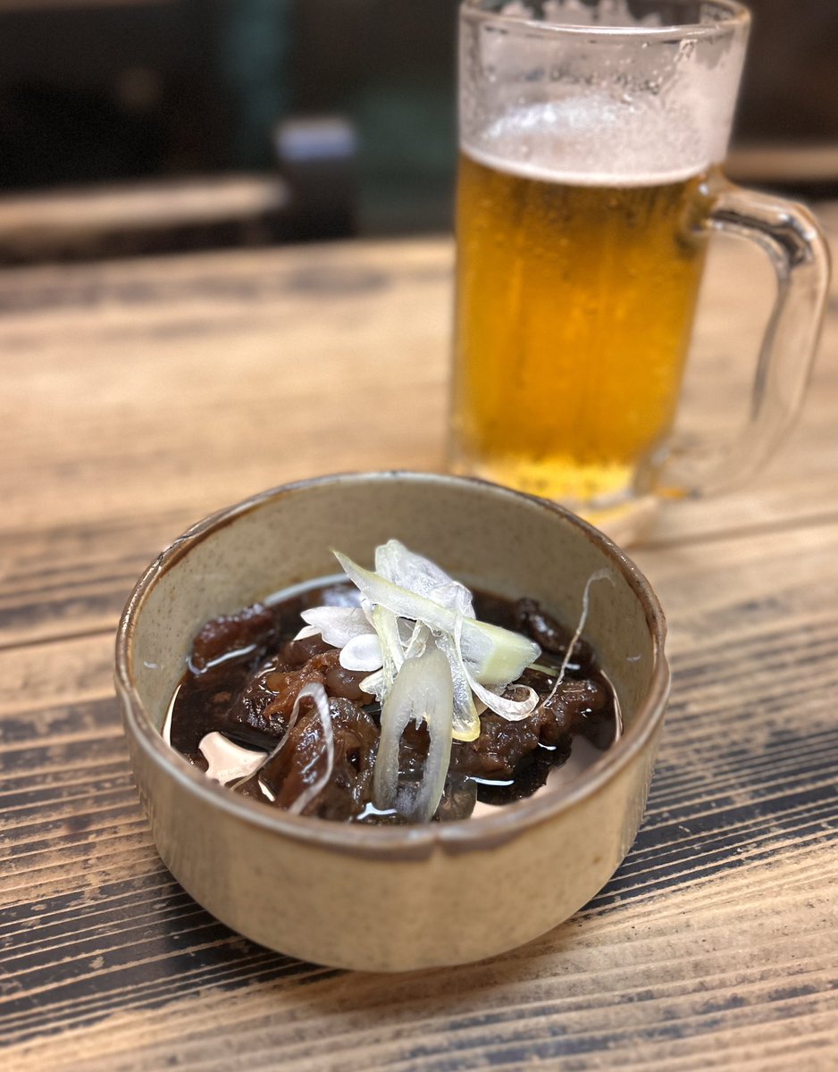 not_tansio's tweet photo. Googleレビューに「店員は愛想がよく味も美味しく気持ちよく飲める。しかし、しょーもない話を大声で喋ってる常連がウザいのが残念」と寄せられている店に入り、全く同じ感想を抱いている https://t.co/HxiYE1Qcwv