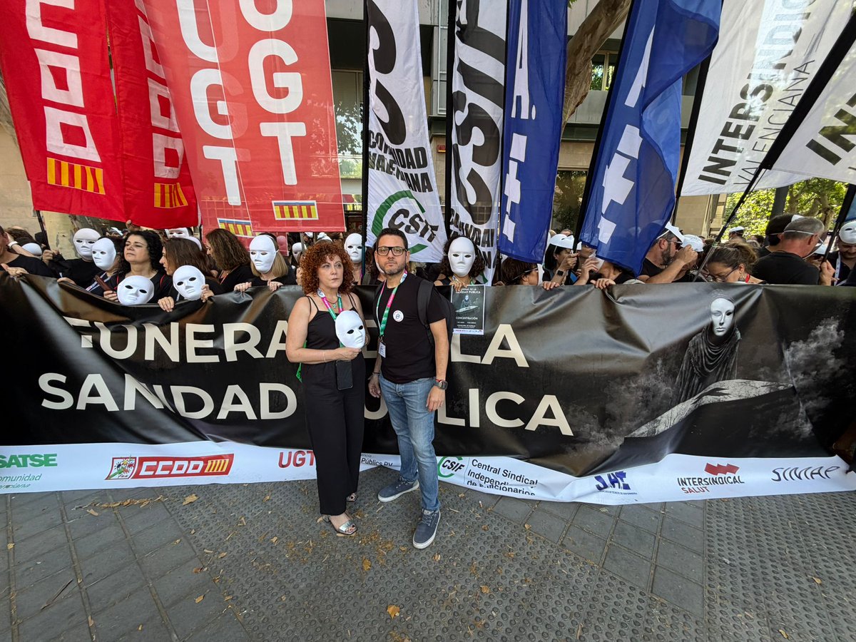 CSIFCV's tweet photo. 🏥 Concentración ante Conselleria para alertar de la crítica situación de la sanidad valenciana.

🟢 CSIF, junto al resto de sindicatos convocantes, escenifica un sepelio para avisar de la necesidad de medidas urgentes.

👉https://t.co/ONoOqdRBaJ https://t.co/BJjTQJe1y1