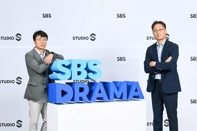 npomvtt's tweet photo. Durante showcase de dramas realizado pela SBS e Studio S, o CEO Hong, do Studio S, anunciou que eles começaram a utilizar IA na produção de dramas.

Eles afirmam que isso ajudará a reduzir os custos de produção e contribuirá para expandir o escopo da criatividade, enxergando a IA como uma ferramenta para alcançar esse objetivo.

“Planejamos apresentar cenas totalmente geradas por IA, ainda que brevemente, em futuros dramas da SBS, e informaremos os espectadores por meio de uma legenda antes da exibição do drama de que a IA foi utilizada.”

Foi afirmado que os vídeos com IA vão substituir cenas potencialmente perigosas, como explosões, paisagens naturais difíceis de controlar, cenas de risco, animais, entre outras.

O CEO também revelou que o drama "Agent Kim Reactivated" contará com uma quantidade significativa de cenas geradas por IA, o que gerou uma redução de mais de 60% nos custos de produção.