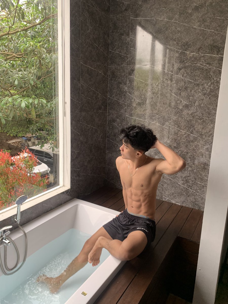 Staringboy7x's tweet photo. Bathtub 🛁🫧 https://t.co/6zPT3M2EHC