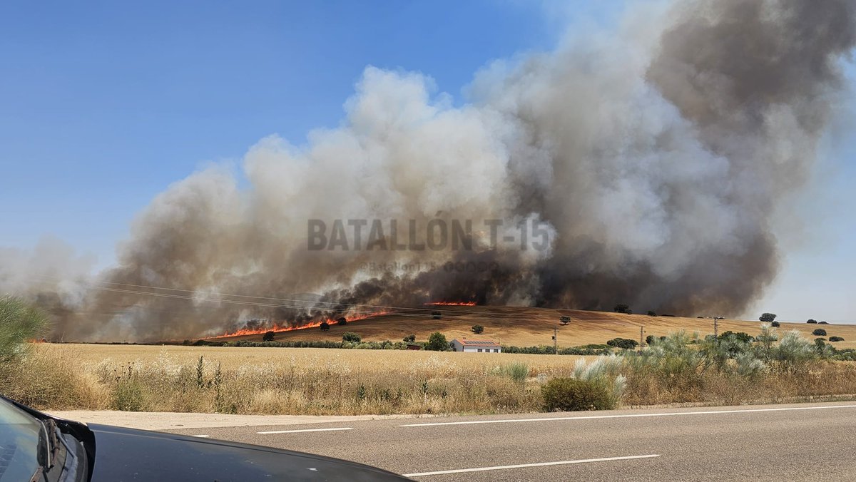 Batallont15's tweet photo. #Badajoz | Declarado un incendio forestal entre Monterrubio de la Serena y Puerto Hurraco.
Movilizados #BomberosForestales del #PlanINFOEX. https://t.co/mEb43fyuC4