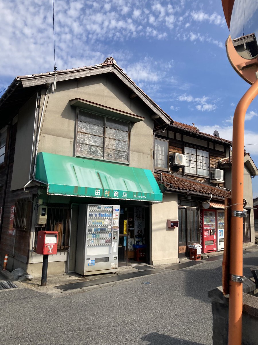 konono339's tweet photo. 米子に現存する貴重なタチキュー(角打ち)
小さい頃、ばあちゃん家の近くにあってよく駄菓子を買いにいってたお店。
昨年、叔父の葬儀の際に従姉妹からまだタチキューやってると聞いて、40年くらいぶりの再訪。当時夢中になって駄菓子を買い漁った場所での一杯、懐かしくありがたく沁みる酒時間でした。 https://t.co/Q9ctVrVz98