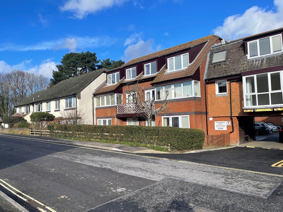 PearsonsAuction's tweet photo. #Forsale by public #auction Wednesday 15th July 2026

This first floor one bedroom #retirement #flat for the over 60's is situated in the centre of Hythe Village #Southampton 

Guide Price £40,000

Info- https://t.co/tOKGPaOx3E

Call Pearsons Estate Agents Hythe 023 8084 4131 https://t.co/2S0gscMB0Y