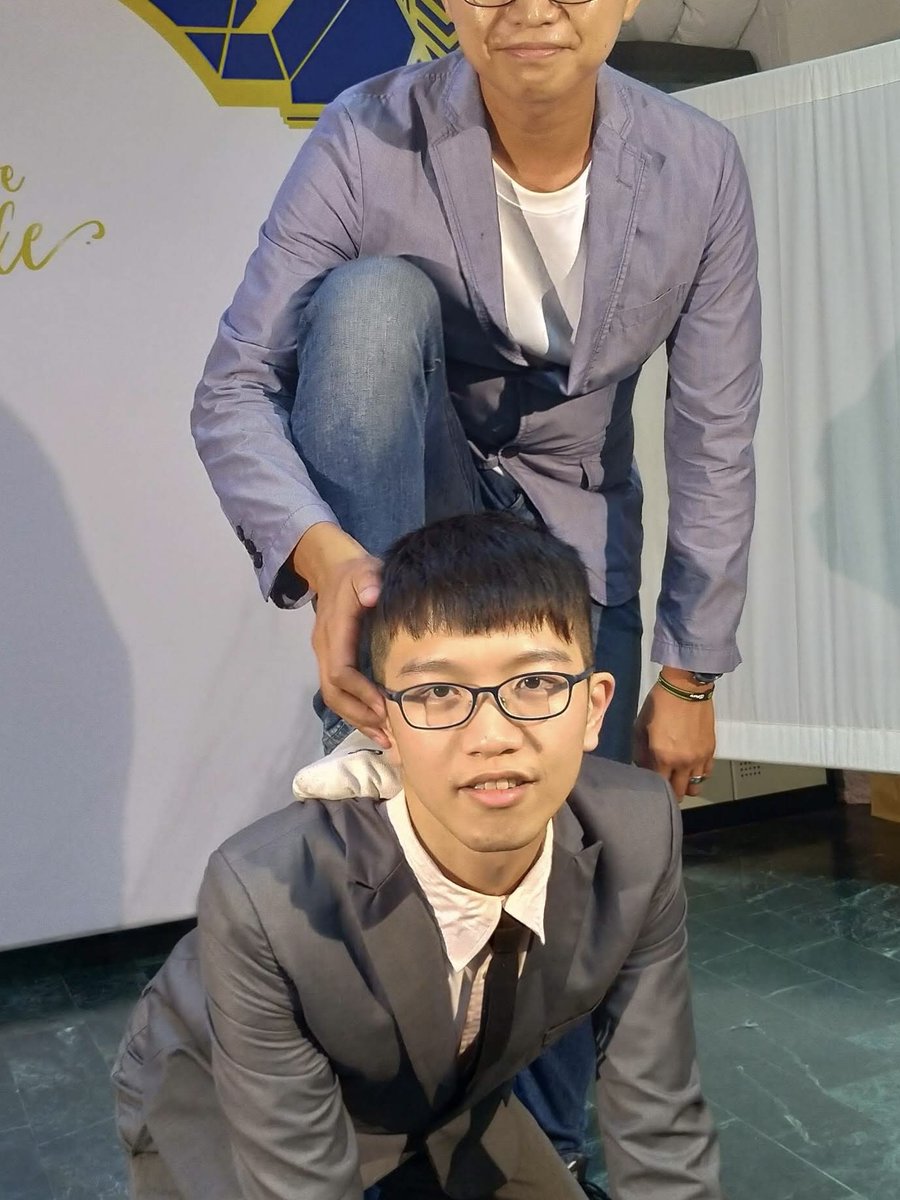 KinkyHSO's tweet photo. 在本集節目中，阿憨 @yukineko0805 和風木聊起，2019 年，同婚法案通過實施那年，風木幫阿憨跟他老公進行公證、辦婚禮的故事。

小藤問風木，幫狗狗辦婚禮是什麼感覺？風木說，就是幫家人辦婚禮的概念呀！畢竟狗狗是家人，是風木最親愛的家人。 https://t.co/alWYHTawtT