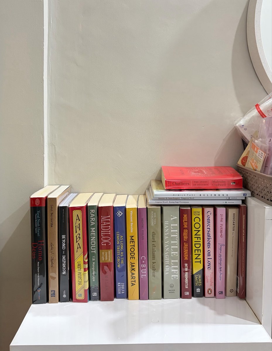 giungbandung's tweet photo. Seru banget nyampulin buku2 yg ada di kos xixixixi https://t.co/JKhgE0nv5S