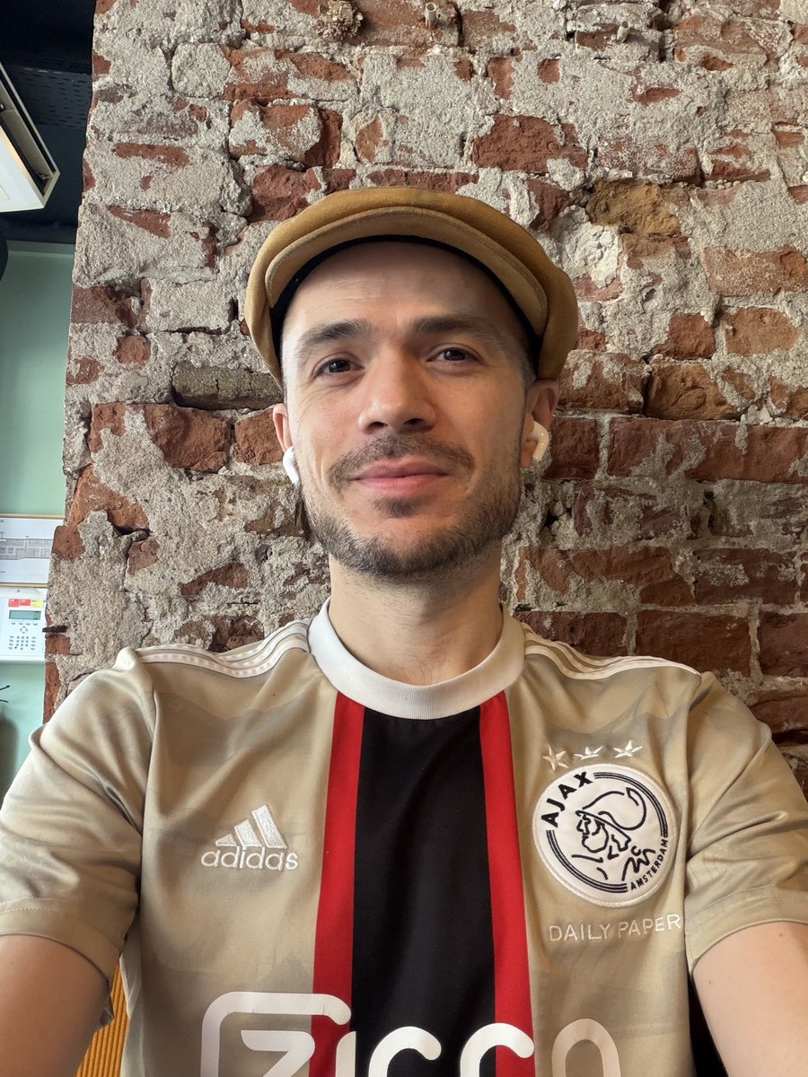 jeffpees's tweet photo. made it to my hotel in amsterdam. now i can wear my ajax jersey in peace 🙏🏻 https://t.co/dQs2WOk6Xl