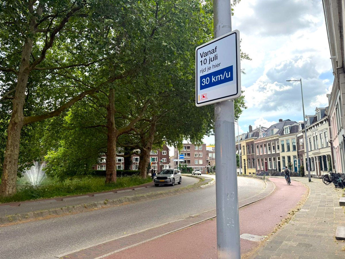 GemeenteUtrecht's tweet photo. Borden al gezien? Vanaf 10 juli rijden we op 270 straten in Utrecht maximaal 30 km/u, zodat het aantal ongelukken en de ernst ervan dalen. Het gaat nu eerst om straten waar auto’s en fietsers samen op de weg rijden, later volgen nog 80 straten👉https://t.co/9zoqT680UJ https://t.co/rfRUrQbe47