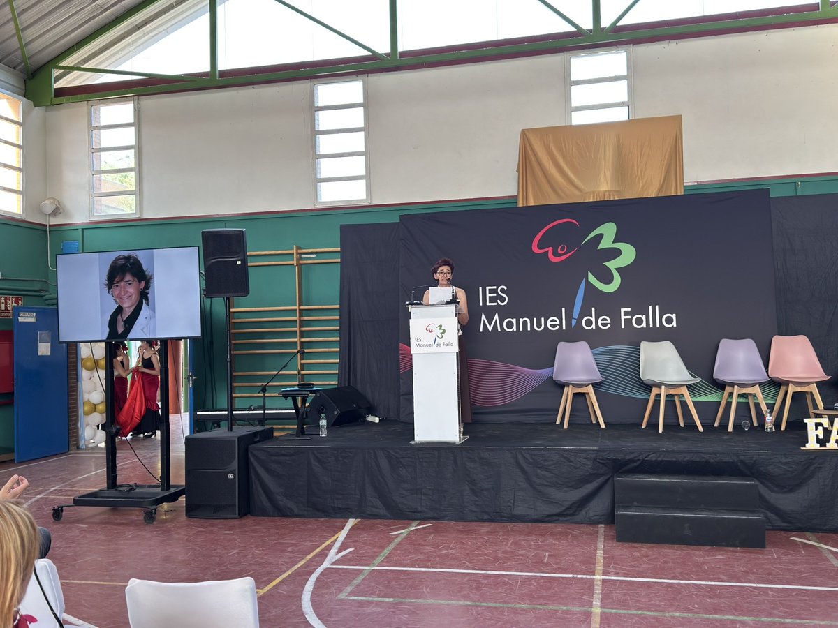 IES_M_Falla's tweet photo. El IES Manuel de Falla ha celebrado su 30 aniversario en un acto lleno de recuerdos, emociones y orgullo. Profesores veteranos, antiguos alumnos, docentes laureados y autoridades agradecidas como el alcalde de Coslada han recorrido la historia y los logros de nuestro centro. https://t.co/a8zrJFMY1R