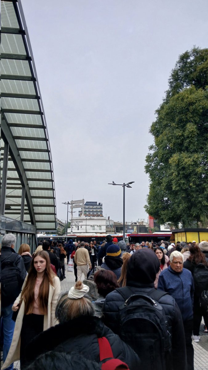 AmbaTransporte's tweet photo. COLAPSO TOTAL EN CONSTITUCIÓN ANTE LA FALTA DE LA #LINEAC 🔴
Las filas para los colectivos superan la cuadra de cola. Hay hasta tres filas para una misma línea.
Además el tránsito en la zona esta totalmente parado por la cantidad de colectivos en el lugar ⚠️ https://t.co/BJRX3hrJpc