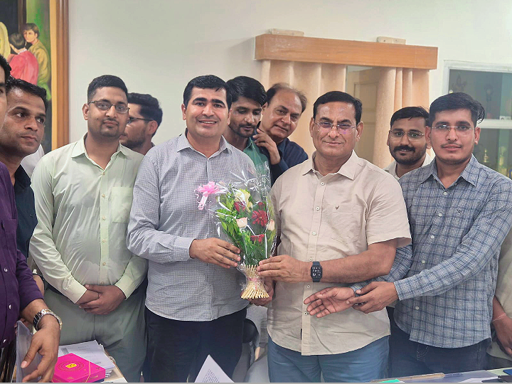 kasniya_kumar's tweet photo. आज शिक्षा निदेशक श्री सीताराम जी जाट से मिलकर संगठन को 25 मई को दिए गए भरोसे के अनुसार व्याख्याता भर्ती 24 का काउंसलिंग कार्यक्रम जारी करने पर गुलदस्ता भेंट कर आभार प्रकट किया।
श्री गिरधारी जी गोदारा का बहुत बहुत साधुवाद। हम आपके आभारी रहेंगे।
 जय रेसला https://t.co/Wgqs6qRiBG