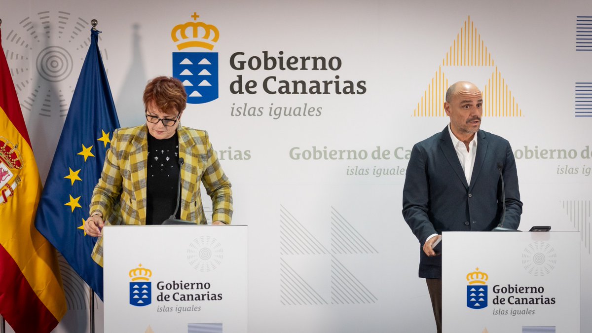 PresiCan's tweet photo. 🔵 El portavoz del Gobierno, @alfonso_cabello, informa de los asuntos aprobados en el Consejo de Gobierno. Le acompaña la consejera de @SocialGobCan, @candelariadel10.

#CGobCan 🇮🇨 https://t.co/9wQVp2kaDK