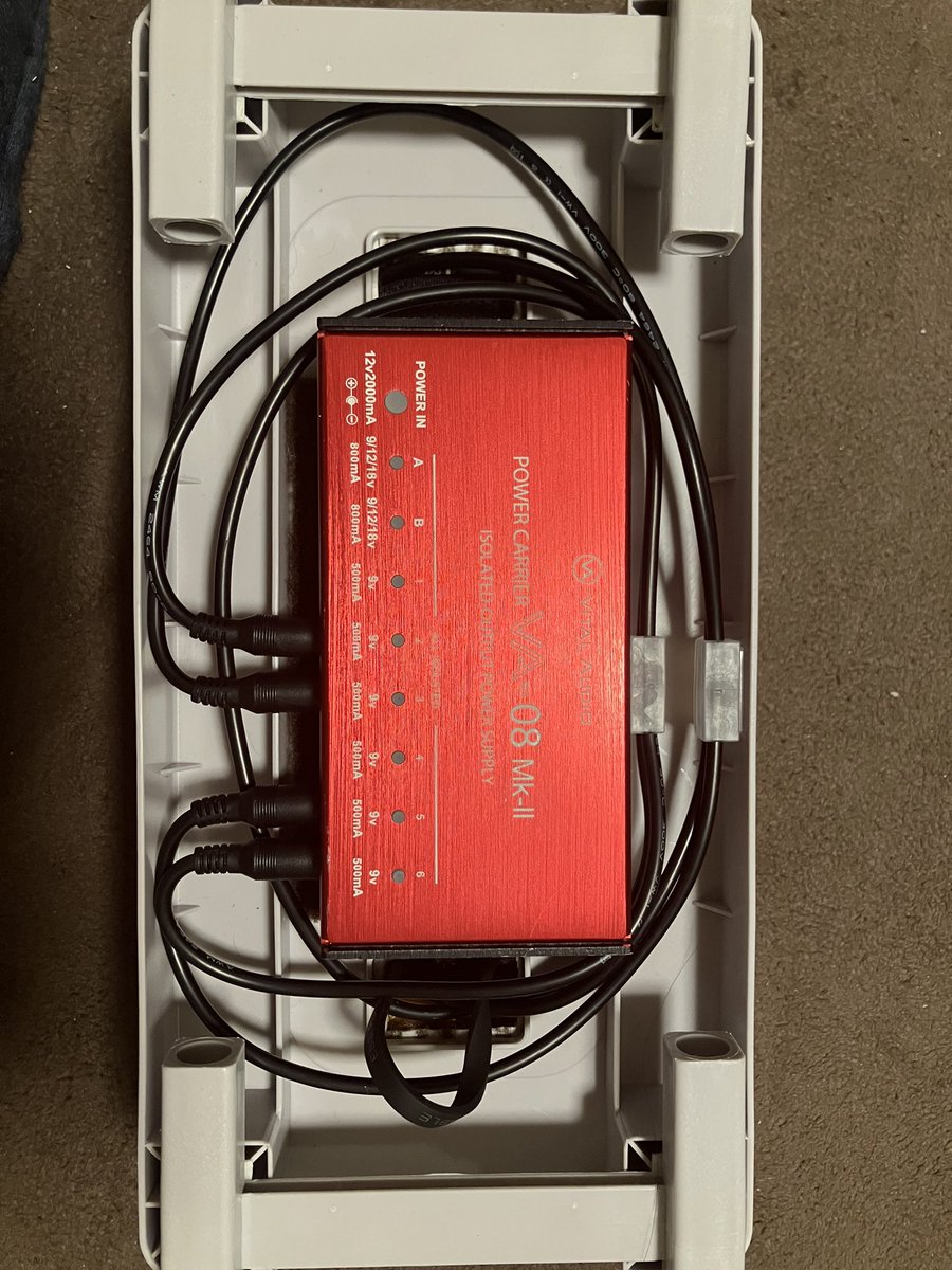 Ra_Tell017440's tweet photo. ほんとにありがとうございますQOL上がりました！！

VA-08でも付属の足みたいなものを両面テープで貼り付けて高さ誤魔化せます！！神です！！
配線汚くてすみません！！ https://t.co/vLh7HZ09nx