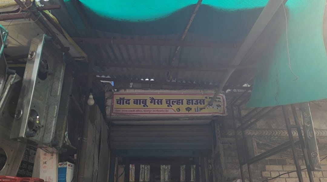 UpRubi25352's tweet photo. Gonda थाना परसपुर के अंतर्गत सलमान,मोनू,रजत निकट रामजानकी मंदिर के पास बड़े पैमाने पर ब्लैक गैस का कारोबार कर रहा है।घनी आबादी के बीच एक आदमी से 2500 रुपये
@myogiadityanath @Raghavseva_214 @Uppolice @gondapolice @dmgonda2 @dsogonda 
@FCSUPDept @yadavakhilesh @CommGonda43 https://t.co/AKzDhA4eIu