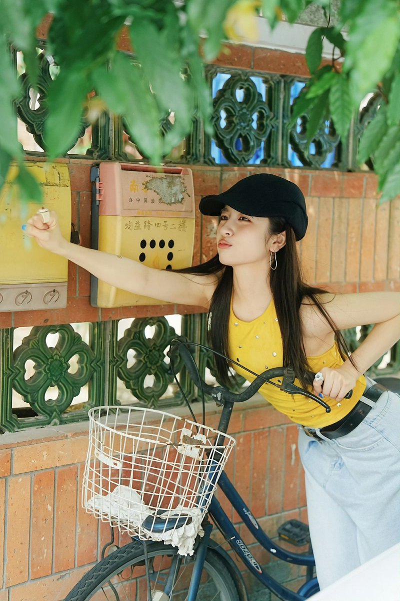 lilandiary's tweet photo. 🧸260601 | Li Landi Studio Weibo Update. (1/4)

The alley slips behind us, summer rushes forward, and the cicadas sing as if celebrating all around us. 

#LiLandi #李兰迪 https://t.co/xENP1SbOG8
