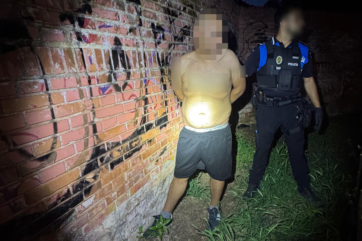 PoliciaLocalPal's tweet photo. 👮🔪 Policía Local detiene a un hombre acusado de tentativa de homicidio

•La víctima sufrió dos heridas de arma blanca en la espalda, a la altura del pulmón y del riñón

⬇️⬇️⬇️ https://t.co/x2TgMKjcon