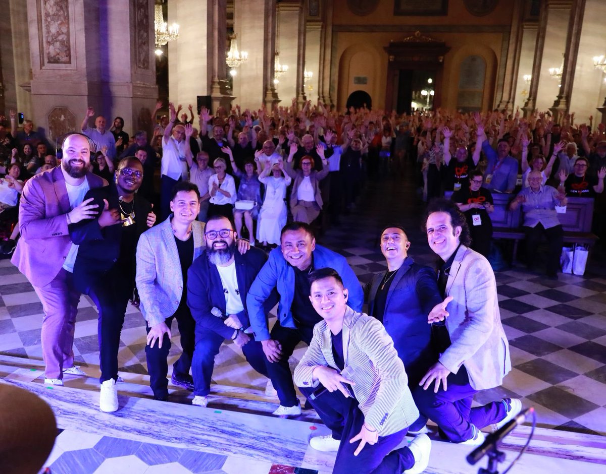 GenRosso's tweet photo. Sabato scorso un concerto pieno di emozioni con un pubblico meraviglioso al Duomo di Vigevano con il concerto Spirituals. 🎶

#genrosso #spirituals #live #tour #vigevano https://t.co/Og8FTkDkVZ