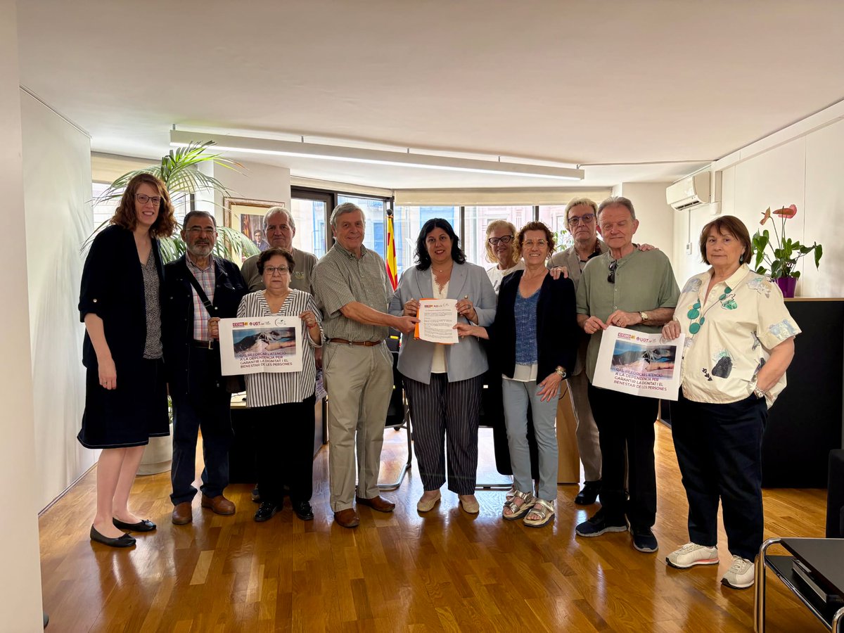 CCOOLleida's tweet photo. 🔔Els pensionistes del sindicat demanen més finançament per a la dependència. 
Trobada dls pensionistes d CCOO i altres organitzacions amb delegada dl Govern de la Generalitat i la directora dls Serveis Territorials de Drets Socials i Inclusió de Lleida
https://t.co/0NgbIA4aRt https://t.co/koC4rZkJmm