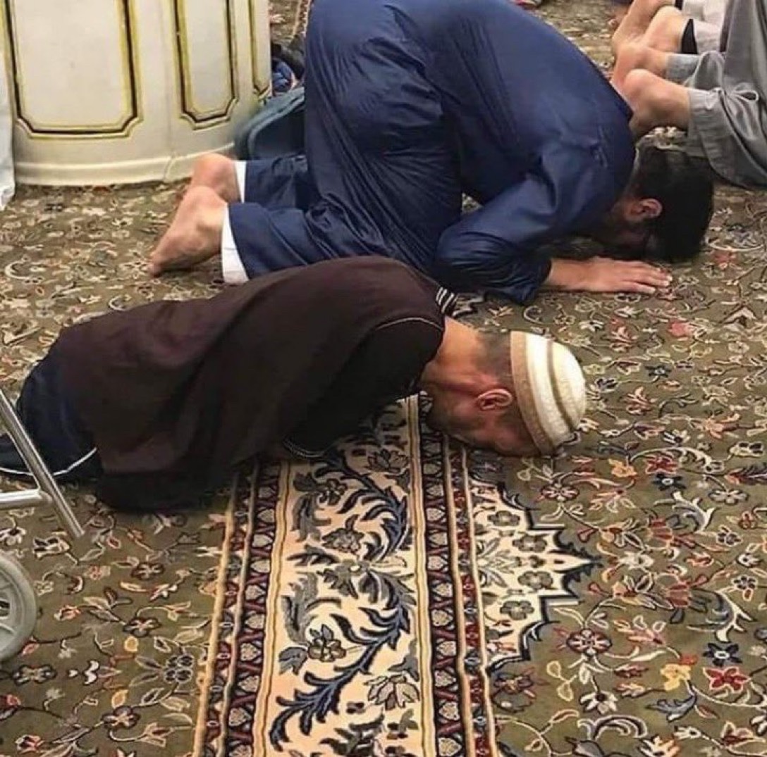 MuslimsMatters's tweet photo. No arms, no legs, but praying Salah. What’s your excuse? https://t.co/0elaxiDgbO