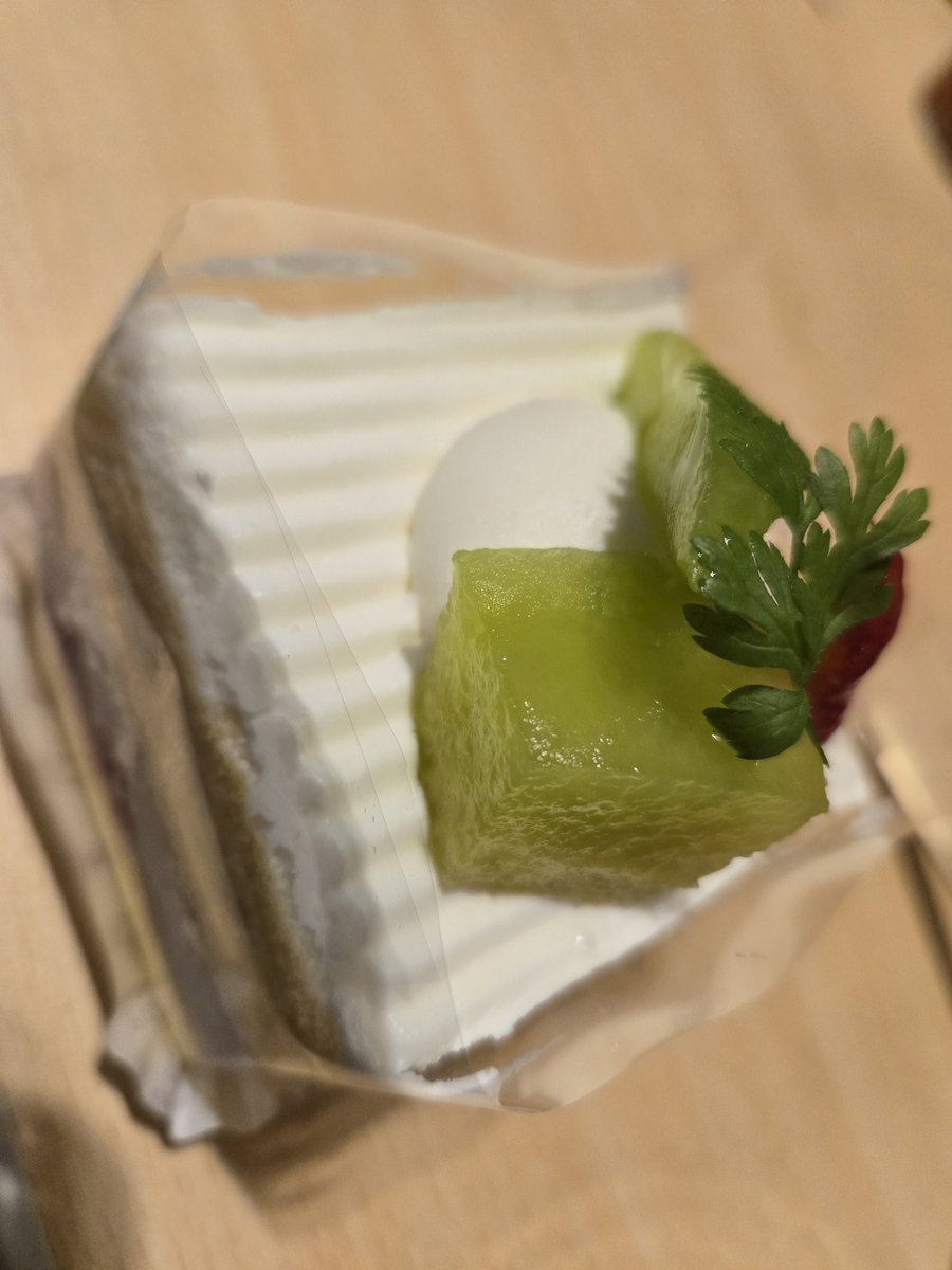 1234window11's tweet photo. みんなありがとうーー！
ケーキいただきますー！
今年も仕事頑張って楽しんでいきますー！ https://t.co/o8pDVyCOm8