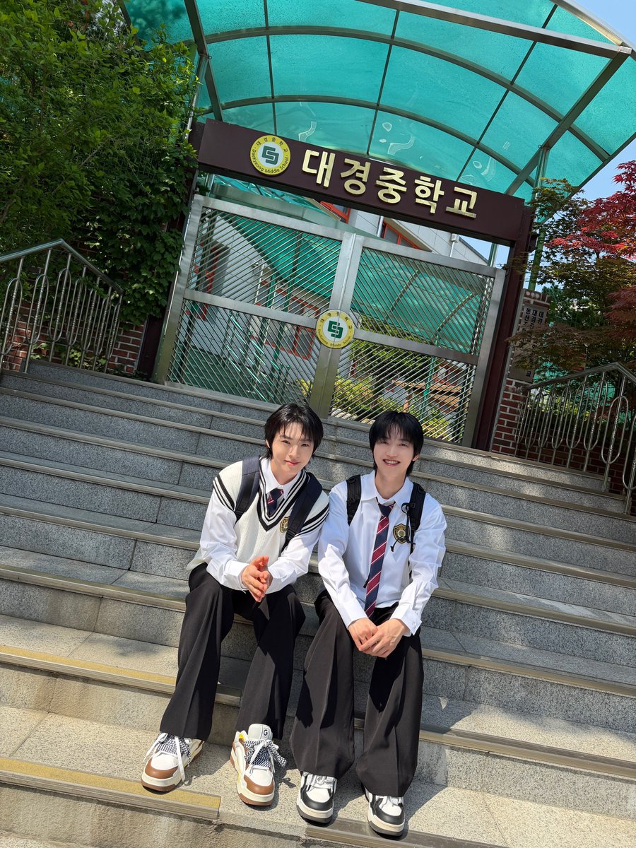 ONF_offcl's tweet photo. 아주 먼 미래의 우린 〰️ i n g

#온앤오프 #ONF
#효진 #HYOJIN #승준 #SEUNGJUN
#ON_FILM https://t.co/rM3XVtTyyI