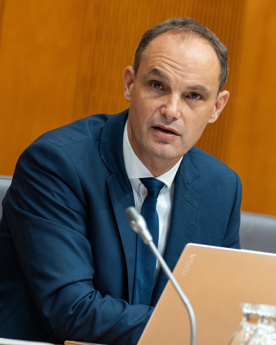 DemokratiSLO's tweet photo. Za mano je prvi del zaslišanja. Ministrstvo želim prevzeti, da začnemo umikati ovire, ki so se nabrale v tridesetih letih. Gospodarstvo potrebuje novo smer, delo pa mora biti znova cenjeno, pošteno plačano.

Mene veseli izjemno zanimanje poslancev Svobode za področje gospodarstva. Moram priznati, da me rahlo preseneča, glede na to, kako so v zadnjih letih ravnali z gospodartvom in rekordnimi davki.

Očitno je tudi v Gibanju Svoboda prišlo do spoznanja, da je treba drugače. Svoboda ima sicer samo štiri člane odbora, danes pa jih je bilo prisotnih kar 12.

Zahvaljujem za ta interes. Bi jih pa vseeno prosil, da ne zahajajo v osebne diskvalifikacije, ampak da se ukvarjajo z vsebino tega resorja.

- dr. Anže Logar