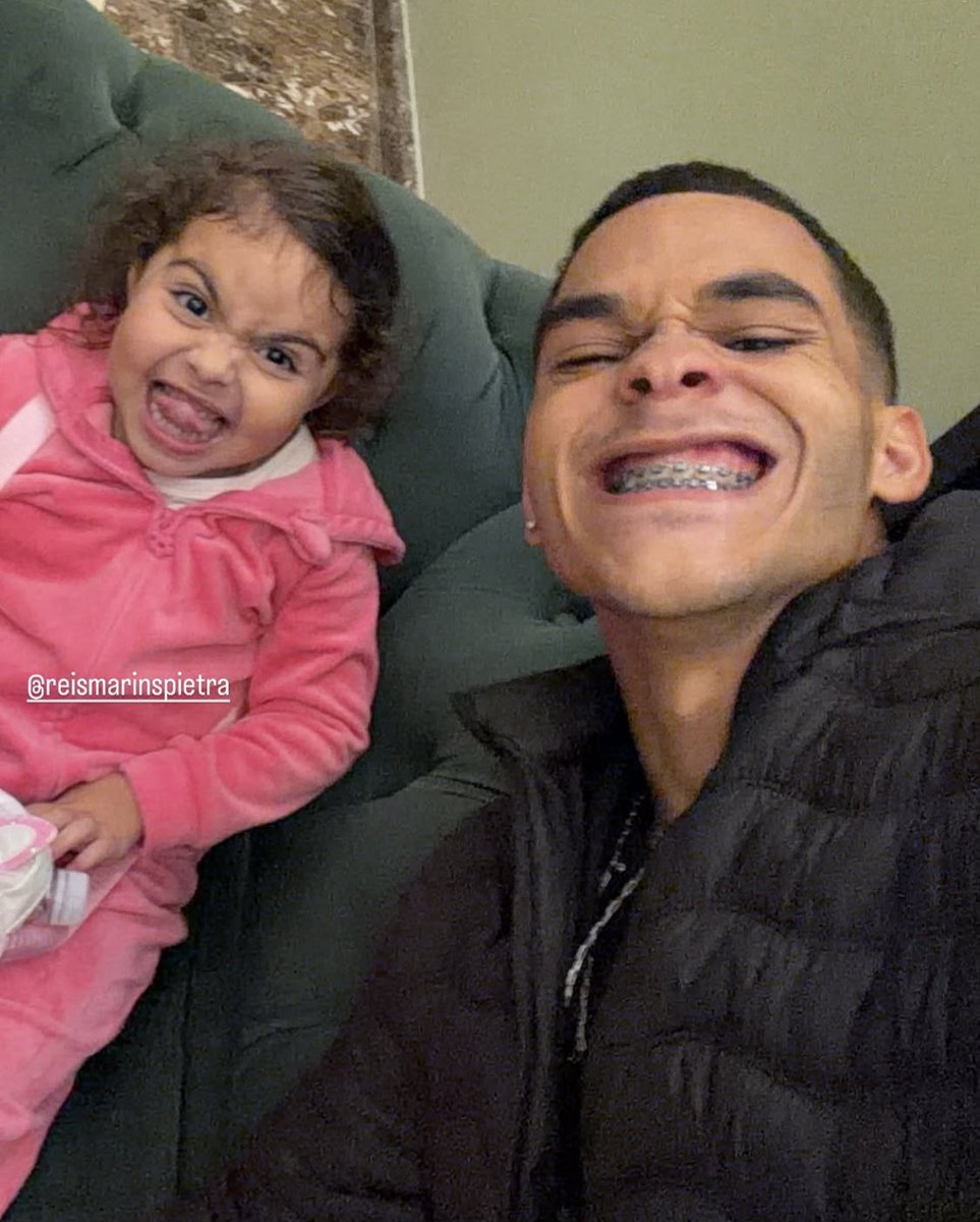 taelllamor's tweet photo. Pepeu com um de seus fãs!

😂😍😂😍 https://t.co/tXtVGcek8F