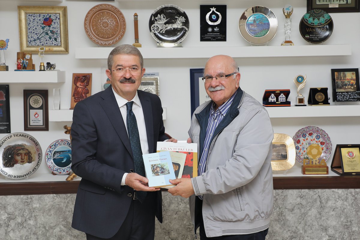 vantsokurumsal's tweet photo. Göz Hastalıkları Uzmanı hemşehrimiz Op. Dr. Sayın Ömer Çakmakçı, Sayın Handan Çakmakçı, Ayanis Turizm Yönetim Kurulu Başkanı Sayın Abdullah Tunçdemir ve Genç İnsanı Sayın Onur Tunçdemir; Yönetim Kurulu Başkanımız Necdet Takva'ya nezaket ziyaretinde bulundu. Görüşmede; Op. Dr. Sayın Ömer Çakmakçı tarafından kaleme alınan kitaplar, Başkanımıza hediye edildi.

@NecdetTakva
