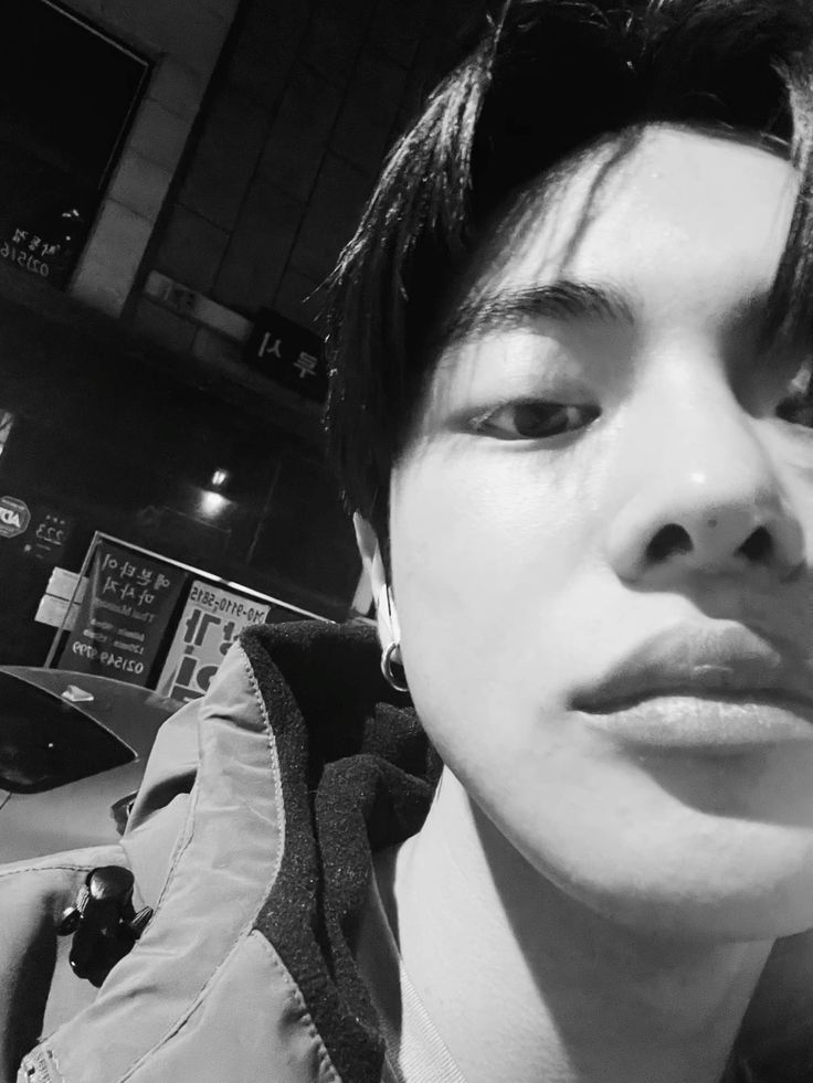 kajeshve's tweet photo. Happy birthday, I miss you.

Shaquille (Won) and Jade (L-eo) were broke up two years ago. Shaquille decided to move to France. His life was running smoothly, until Jade DM him on his birthday.

Leowon - oneshoot au.
@kajeshve 01/06/2026. https://t.co/VYW8tz4UiA