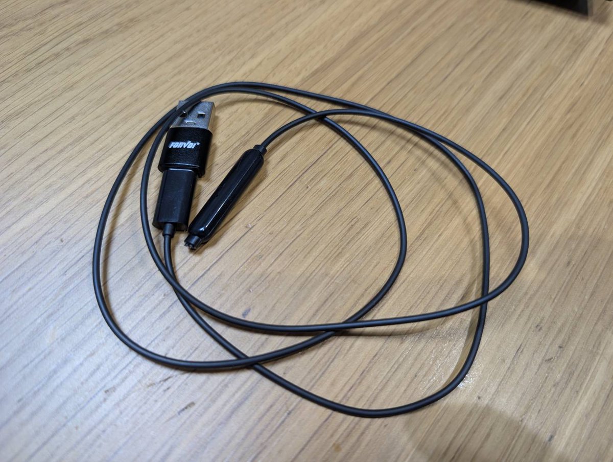 hine's tweet photo. AIといっしょに開発とかすることが多くなったんだけど、最近みなさん音声入力使ってるみたいで、僕もやってみた。100均の500円Type-Cイヤホンマイクのイヤホン部分を切ってマイクのみ利用します。（続く https://t.co/R2xqWvkUrY
