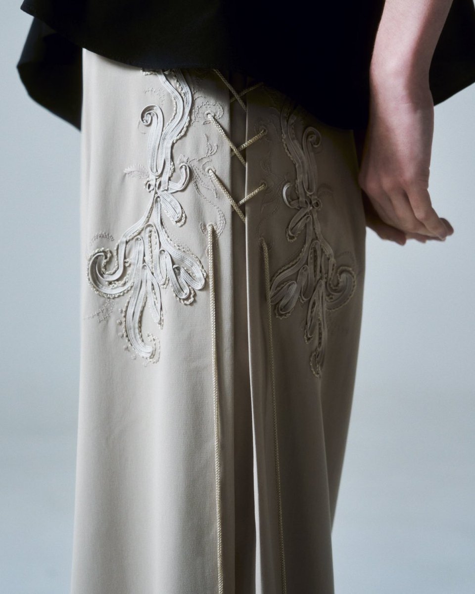 H7t80's tweet photo. レースアップと刺繍をミックスさせたレースアップ刺繍。装飾美と機能美を両立させた僕たちらしい刺繍です。
普遍的なストレートライン。絞りを緩めればドレープが効いたワイドシルエットへと変化します。変化するという事は可能性が広がるということ。変化を恐れずに自分らしく楽しんで。 https://t.co/SgoK9Xp5BQ
