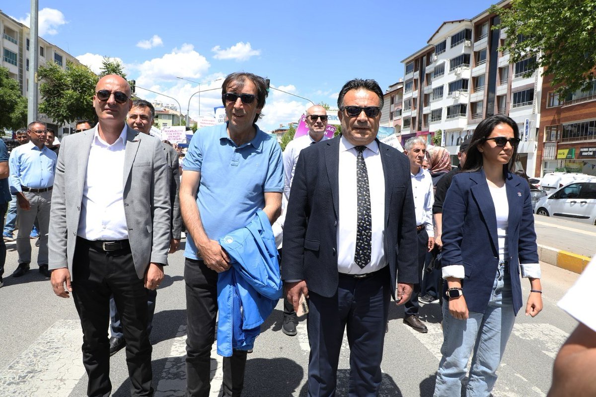 Tunceli_MEM's tweet photo. 🚀 TunceliFest Coşkusu Şehrin Sokaklarına Taştı 

İl Müdürümüz Sayın Bahameddin Karaköse: "Bugün sadece bir kortej yürüyüşü gerçekleştirmedik. Öğrencilerimizle beraber bilimin, teknolojinin ve üretimin heyecanını Tunceli'nin sokaklarına taşıdık." 

🚶‍♀️🚶‍♂️ Teknoloji, bilim ve üretim heyecanını Tunceli'nin sokaklarına taşıyan #TunceliFest, coşkulu kortej yürüyüşüyle başladı. 

📍 Total Yakıt İstasyonu önünden başlayan ve Atatürk Stadyumunda sona eren yürüyüşe İl Müdürümüz Sn. Bahameddin Karaköse, İl Kültür ve Turizm Müdürü Sn. İsmail Kaya, KOSGEB İl Müdürü Sn. Kadir Yıldırım, T3 Vakfı Tunceli Temsilcisi Sn. Elanur İspir ile birlikte öğrenci ve öğretmenlerimiz katıldı. 

🥁 Bando eşliğinde gerçekleştirilen yürüyüş boyunca #TunceliFest'in heyecanı sokaklara taşarken, vatandaşlarımız da ilgiyle yürüyüşü takip etti. Öğrencilerin enerjisi ve yüksek motivasyonu, festival ruhunu şehrimizin sokaklarında da hissettirdi. 

🚀 Teknoloji üreten ve geliştiren bir nesil yetiştirmek hedefiyle düzenlediğimiz TunceliFest, iki gün boyunca proje sunumları ve çeşitli etkinliklerle devam edecek.

#TunceliFest2026

@tcmeb @Yusuf__Tekin @sefikaygol @BahameddinK @ismail_kaya_63