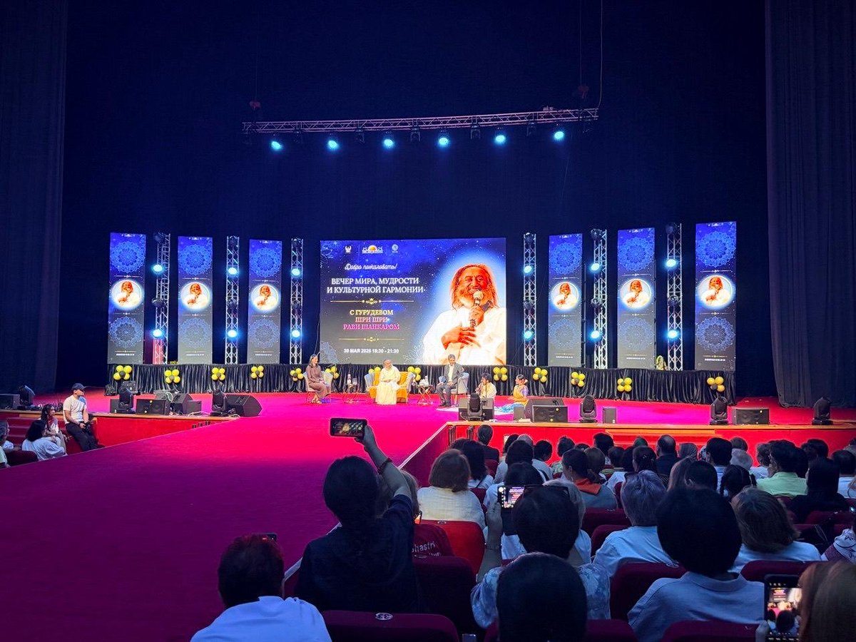 amb_tashkent's tweet photo. Gurudev Sri Sri Ravi Shankar spoke at the Leaders Forum in 🇺🇿, sharing insights on peace, human values. Later an evening of peace, wisdom &amp; cultural harmony was held with 1500+ participants. Cultural performances were showcased by artists of LBSCIC. https://t.co/Iz6RIU9INh